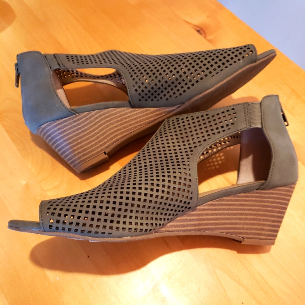 Women's wedge heel shoes